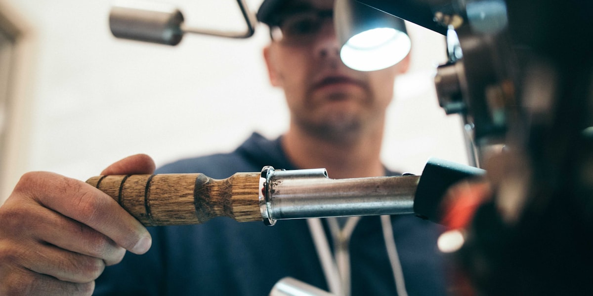 爱游戏品牌团队在研发中心讨论产品设计的场景